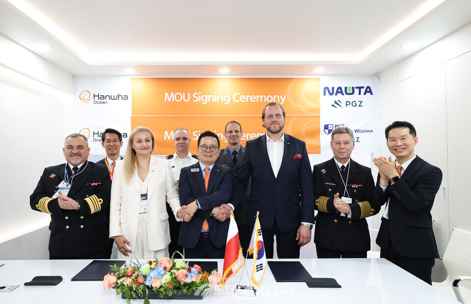 한화오션 특수선사업부장 어성철 사장(왼쪽에서 세번째)과 PGZ SW 마르친 링벨스키 사장(왼쪽에서 네번째), 나우타 조선소 모니카 코자키에비치 사장(왼쪽에서 두번째) 등 3사 관계자들이 참석한 가운데 함정 건조 협력을 위한 양해각서를 체결하고 있다. / 한화오션 제공