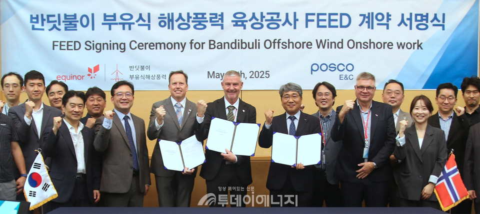 (왼쪽 일곱번째부터) 엠브렛 욘스가드(Embret Johnsgaard) 에퀴노르 구매 디렉터, 톨게 나켄(Torgeir Nakken) 에퀴노르 총괄 디렉터, 김동원 포스코이앤씨 인프라사업본부장 / 포스코이앤씨 제공