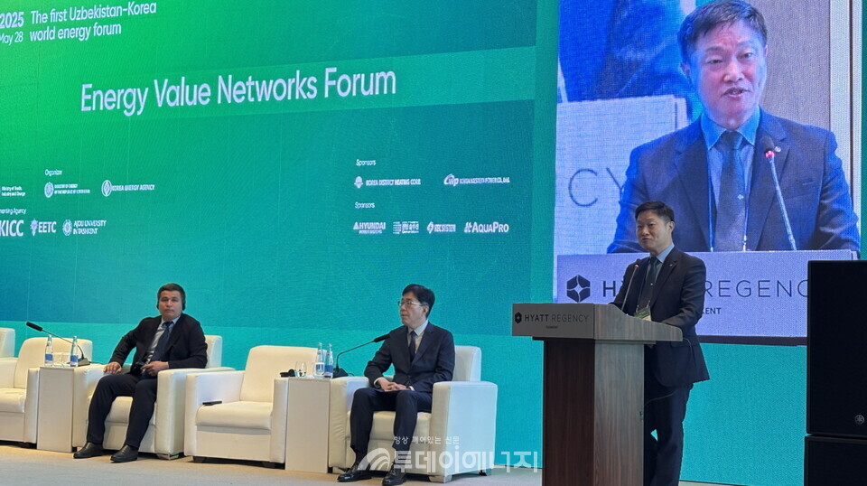 지난 28일 우즈베키스탄 타슈켄트에서 열린 ‘에너지밸류 네트워크 포럼’에서 김성완 한국에너지공단 수요관리이사가 기조연설을 하고 있다./ 한국에너지공단 제공