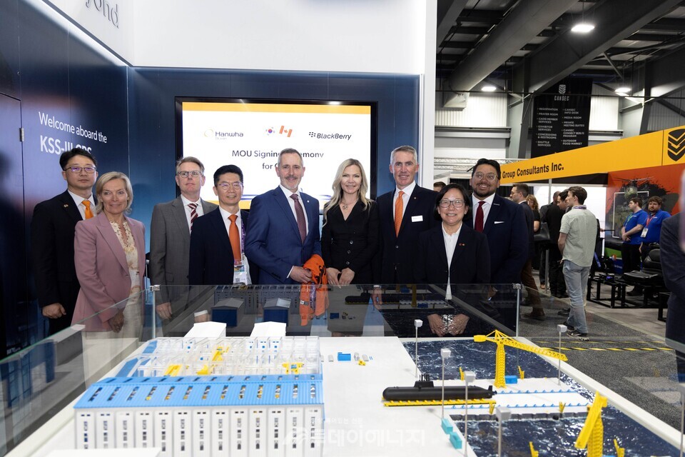 한화 글로벌디펜스 마이클 쿨터 CEO(오른쪽에서 세번째)와 BlackBerry社 필 커츠(Phil Kurtz) 법무총괄(오른쪽에서 다섯번째) 등 양사 관계자들이 MOU를 체결한 뒤 기념촬영을 하고 있다. / 한화오션 제공