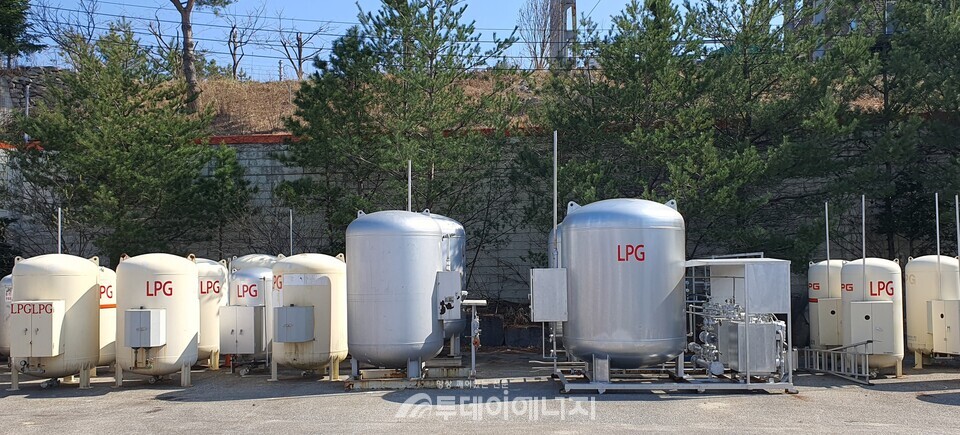 LPG 소형저장탱크가 정렬해 있다./신영균 기자