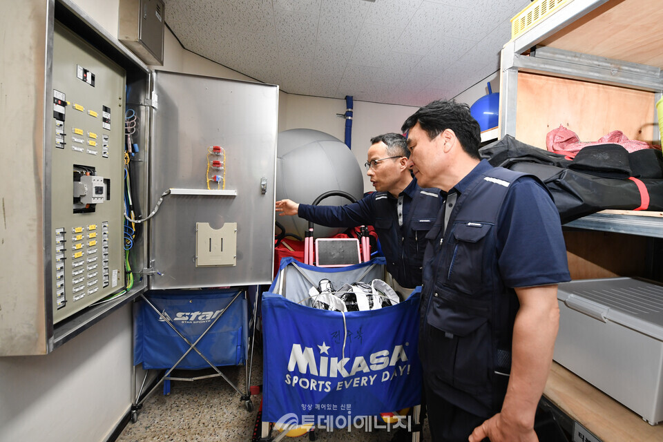 2일 한국전기안전공사 남화영(사진 오른쪽) 사장과 관계자가 전북 전주시의 투 개표장의 전기설비를 점검하고 있다/ 한국전기안전공사 제공