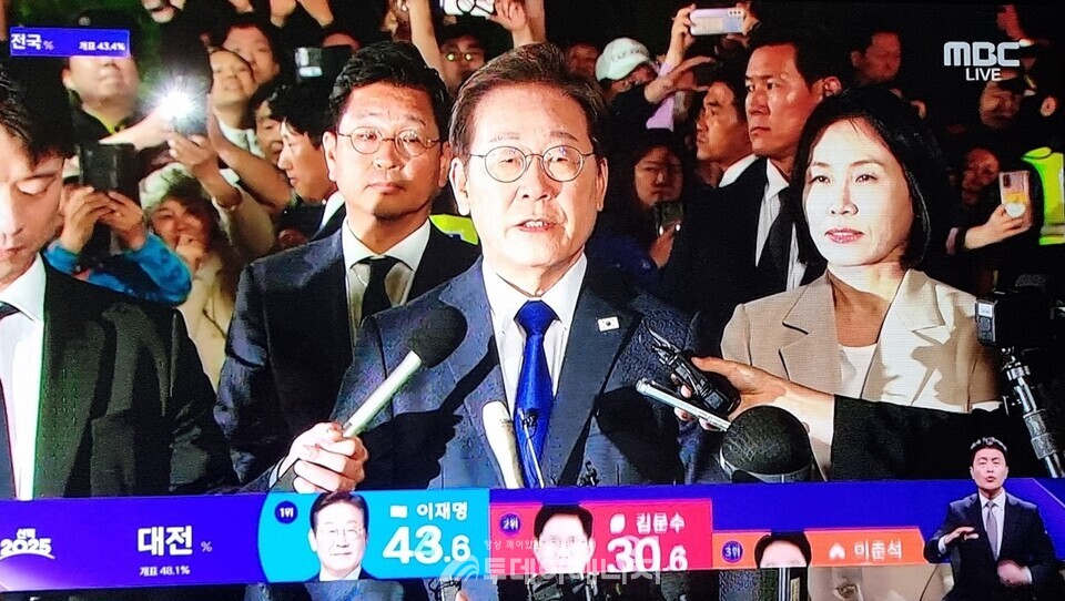 지난 3일 자정께 이재명 더불어민주당 대선후보가 제21대 대통령 당선이 확실시되자 인천 계양구 자택을 나서고 있다./ 문화방송 TV화면 캡쳐