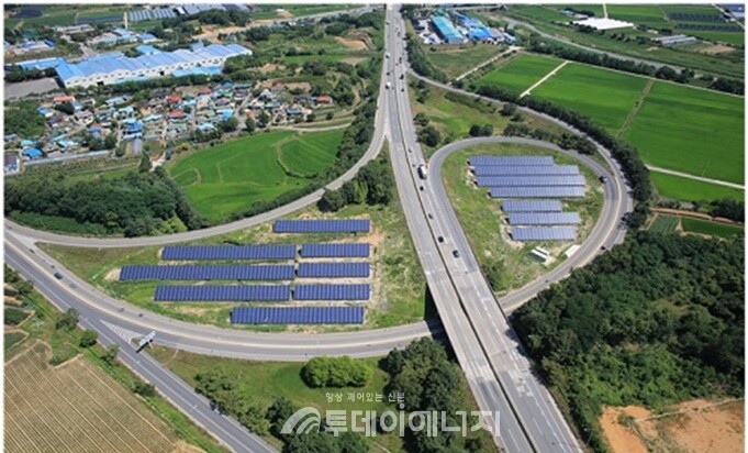 진천 IC 태양광 패널./ 한국도로공사 제공