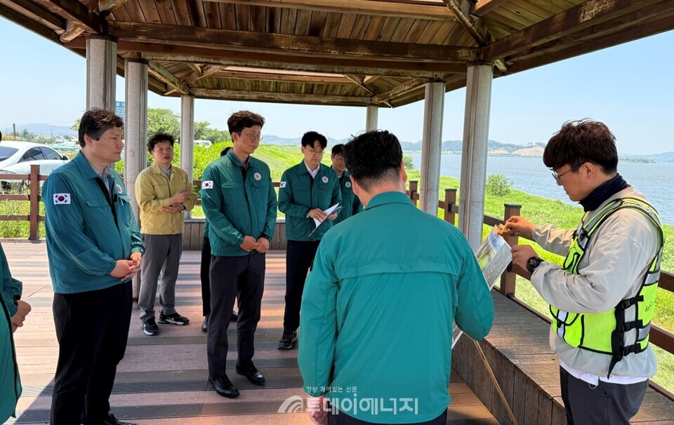 4일 익산시 홍수취약지구를 방문, 수해취약요소 등을 합동점검하는 송호석 금강유역환경청장과 강영석 익산시 부시장./ 금강유역환경청 제공