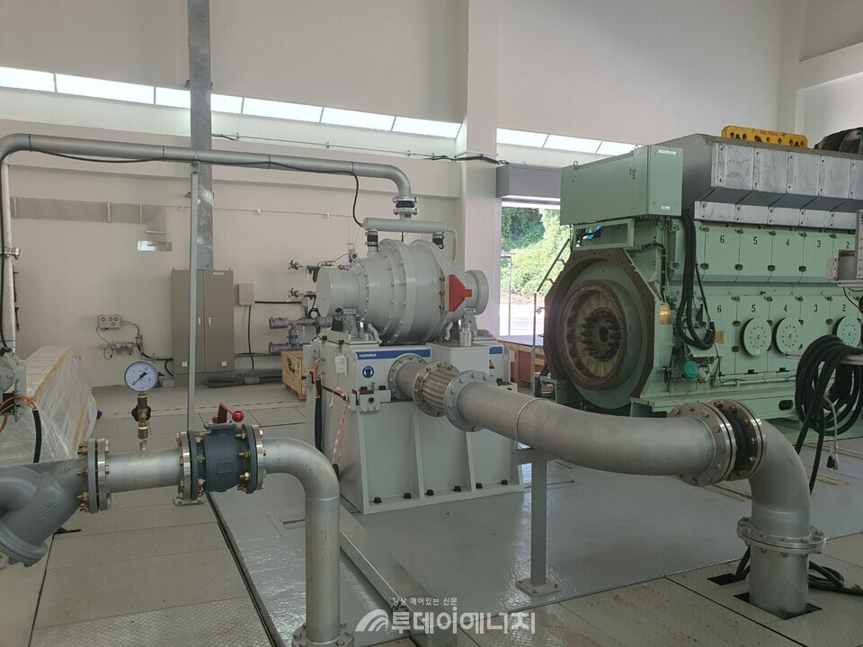 선박시험동에 선박용 엔진(오른쪽)과 동력계(왼쪽)가 설치돼 있다./투데이에너지