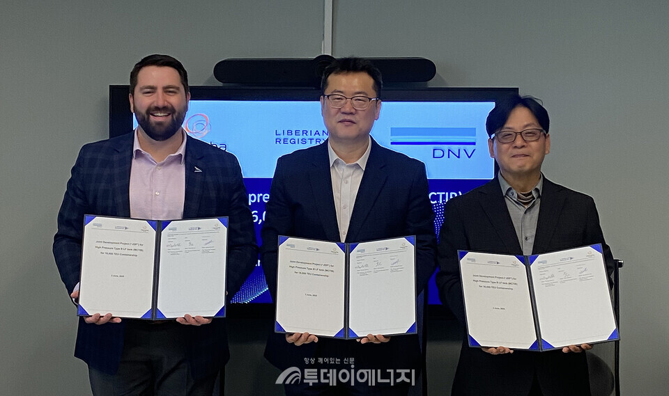 한화오션 기본설계담당 이정선 상무(가운데)와 DNV 이정훈 영업본부장(오른쪽) 등이 맥티브 연료탱크 관련 기술협력 MOU에 서명한 뒤 기념촬영을 하고 있다.  /한화오션 제공