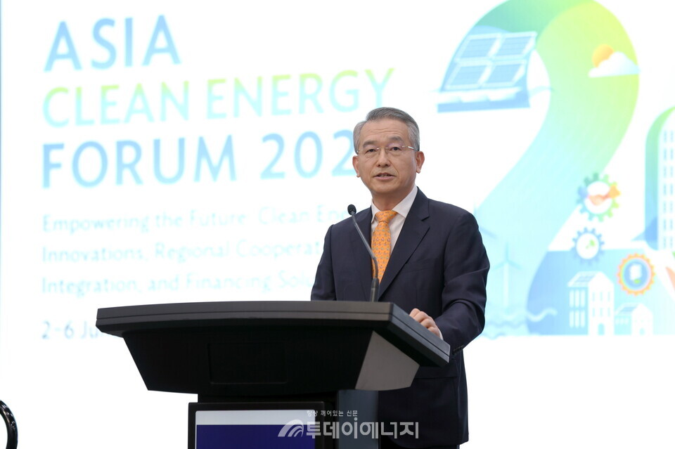 지난 3일(현지시간) 필리핀 마닐라 아시아개발은행(ADB) 본사에서 개최된 ‘2025 아시아 클린에너지 포럼(Asia Clean Energy Forum, ACEF)’ 개막식에서 신부남 한국에너지공단 기후행동이사가 인사말을 하고 있다./ 한국에너지공단 제공