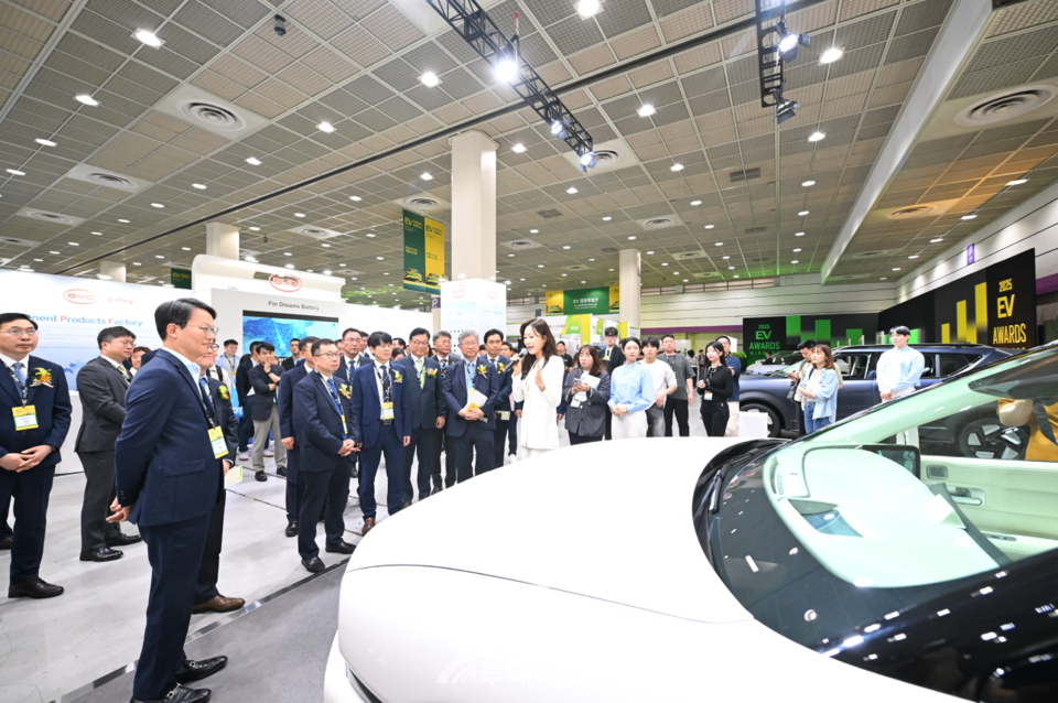 개막식 초청 내빈들이 주요부스를 투어하고 있다/ EV트랜드코리아제공
