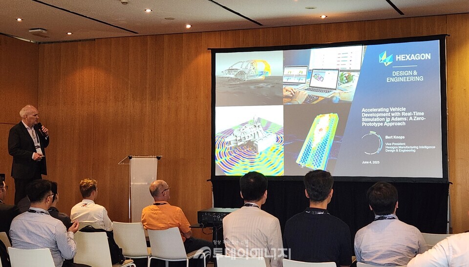 버트 놉스(Bert Knops) 헥사곤 애플리케이션 엔지니어링 부문 부사장이 ‘FISITA 월드 모빌리티 컨퍼런스’에서 제품 개발 가속화 및 비용 효율화 방안을 발표하고 있다/ 헥사곤 제공