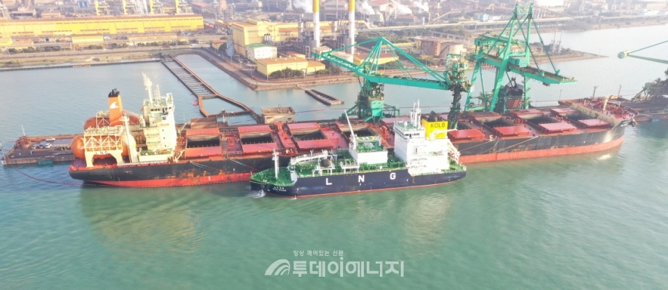 앞으로 한국해양진흥공사가 항만운송 관련사업에서 선박연료공급을 할수 있게 돼 LNG, 메탄올 등 친환경 연료 공급 기반 조성에 속도를 낼 수 있을 것으로 기대된다. 사진은 지난달 28일 광양항 포스코 원료부두에서 진행된 STS LNG 벙커링 동시작업 장면./해양수산부 제공