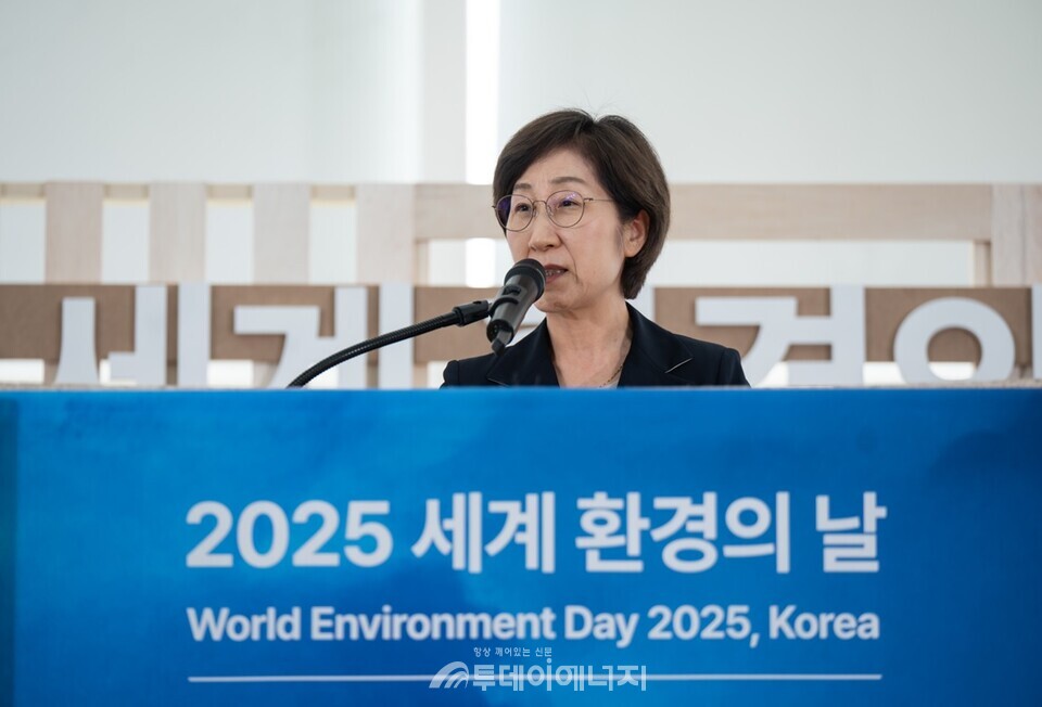 한화진 탄소중립녹색성장위원회 위원장이 2025 세계 환경의 날 기념식에서 인사말을 하고 있다./ 환경부 제공
