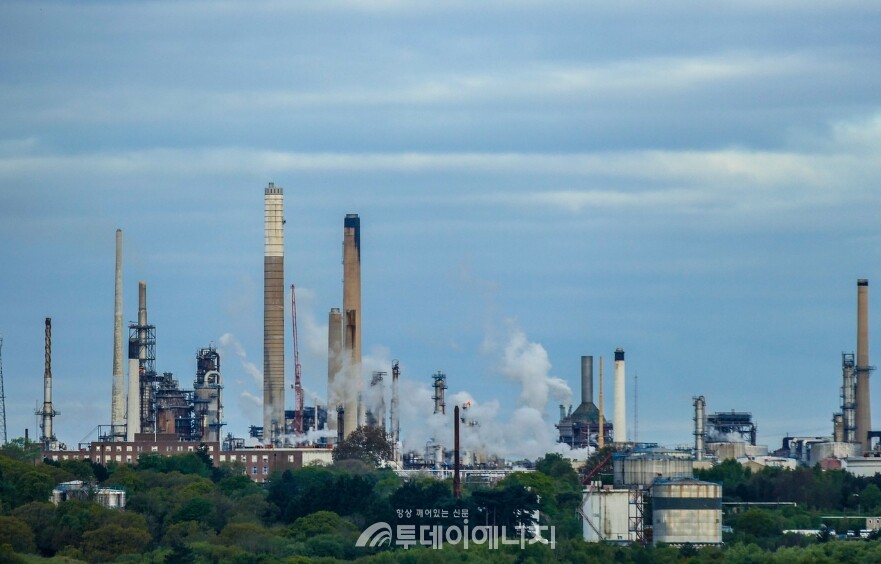 은행권은 2025년 WTI 유가가 배럴당 60달러를 밑돌 것으로 전망하며, 공급 증가와 수요 정체가 장기적 가격 하락 압력으로 작용할 것으로 보고 있다. /픽사베이