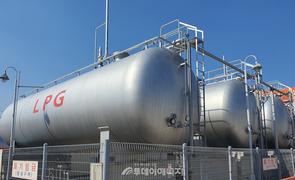 LPG 충전소에 프로판과 부탄 저장탱크가 설치돼 있다./신영균 기자
