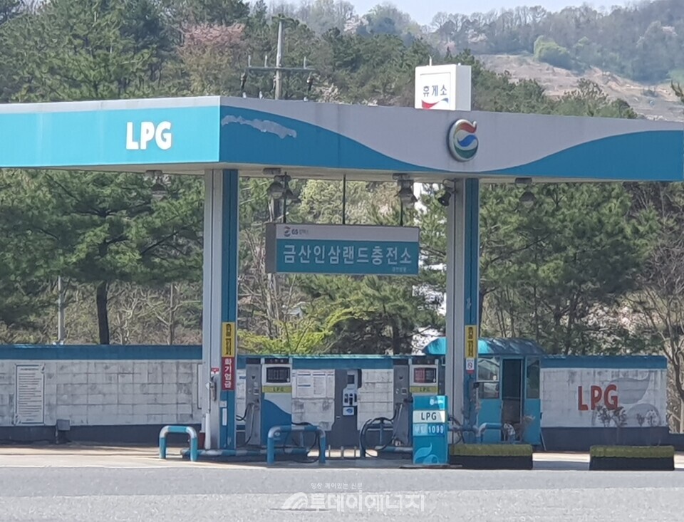 고속도로 휴게소에서 영업 중인 LPG 충전소/신영균 기자