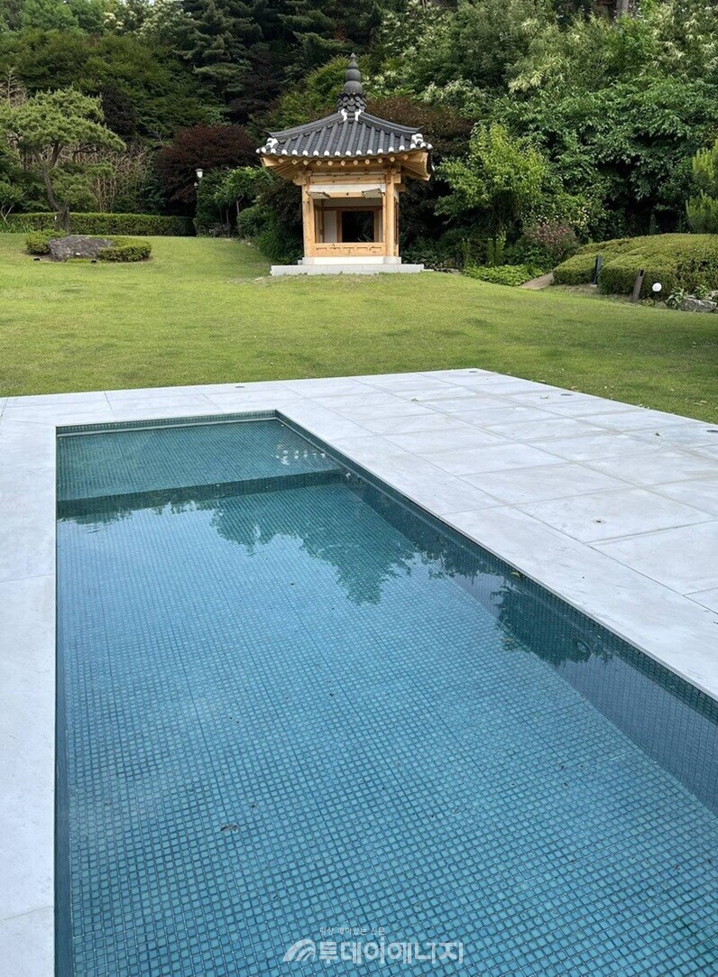 ‘개 수영장’ 의혹이 불거진 서울 용산구 한남동 대통령 관저의 시설물./ 박홍근 더불어민주당 의원 페이스북