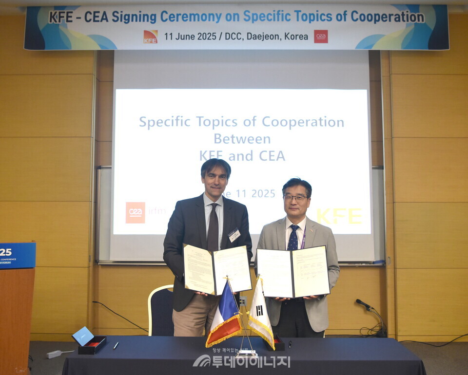 협력식 서명 후 프랑스 CEA 제롬 부칼로시(Jerome BUCALOSSI) 소장과 핵융합(연) 오영국 원장/한국핵융합에너지연구원 제공