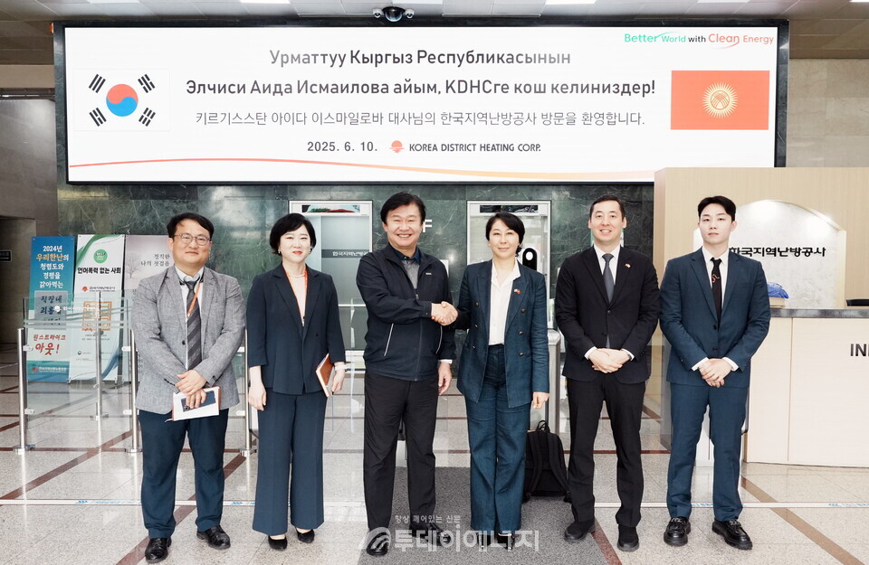 정용기 한국지역난방공사 사장(왼쪽 세 번째)이 한난 본사를 방문한 키르기스스탄 아이다 이스마일로바 대사와 악수하고 있다./ 한국지역난방공사 제공