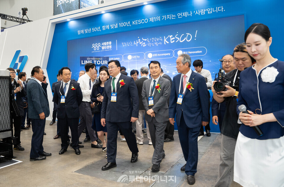 11일 오전 한국전기안전공사 남화영(사진 가운데) 사장과 관계자들이 대구광역시에서 열린 2025 전기산업엑스포 홍보관을 걷고 있다/ 한국전기안전공사 제공