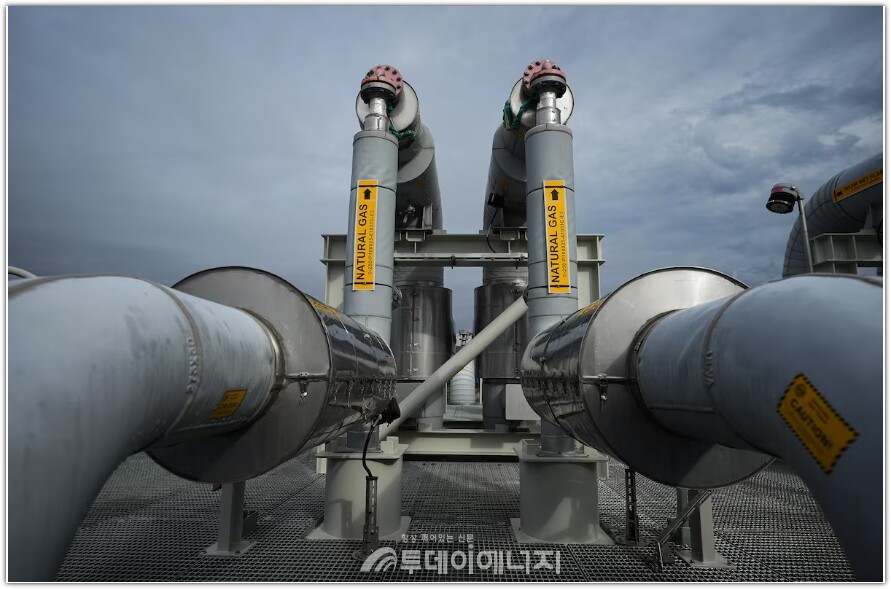 2022년 9월, 브리티시컬럼비아주 키티맷에 위치한 천연가스 파이프라인 종착지. 분석가들은 셸(Shell)이 현재 연간 약 ,000만톤의 LNG 장기 계약 구매자라고 추정한다. /The Canadian Press