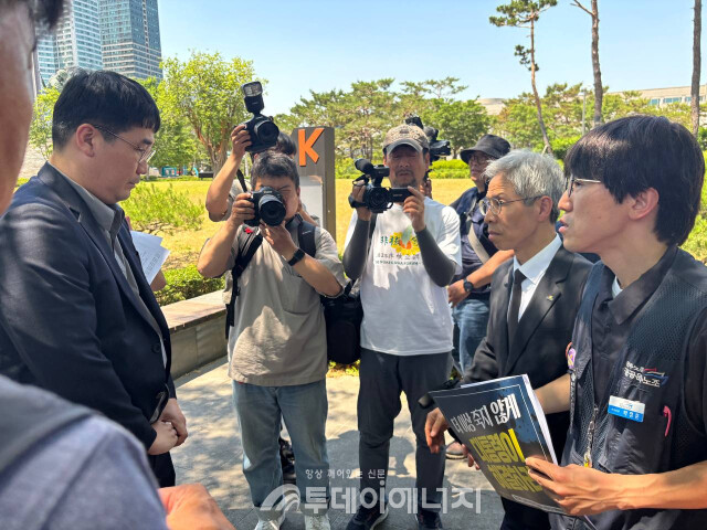 대통령실 노동비서관실 행정관이 이날 기자회견 현장에 나와 대책위 대표단과 면담했다 / 공공운수노조 제공