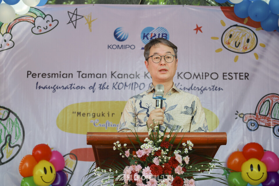 중부발전 안성규 미래사업단장이 인니 탄중자티 KOMIPO 유치원 2호점 준공식에서 축사를 하고 있다./한국중부발전 제공