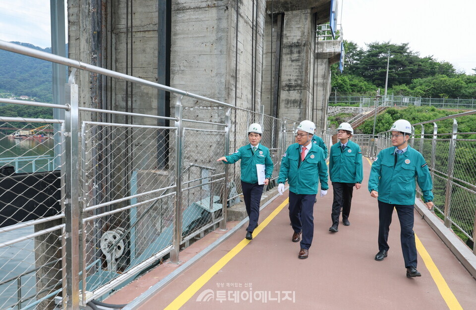 한수원 황주호 사장이 장마철 대비 전국 수력시설 재해 예방 체계 집중 점검에 나섰다(사진 괴산수력발전소 현장)/한국수력원자력 제공