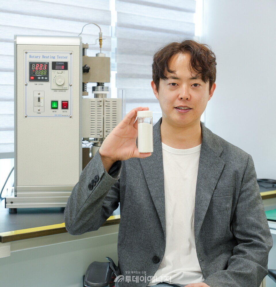 유승건 박사가 단순한 기계적 충돌만으로 무기 나노입자를 고분자 마이크로입자 표면에 부착시킬 수 있는 ‘복합입자 합성 기술’을 개발했다 / 한국전기연구원 제공