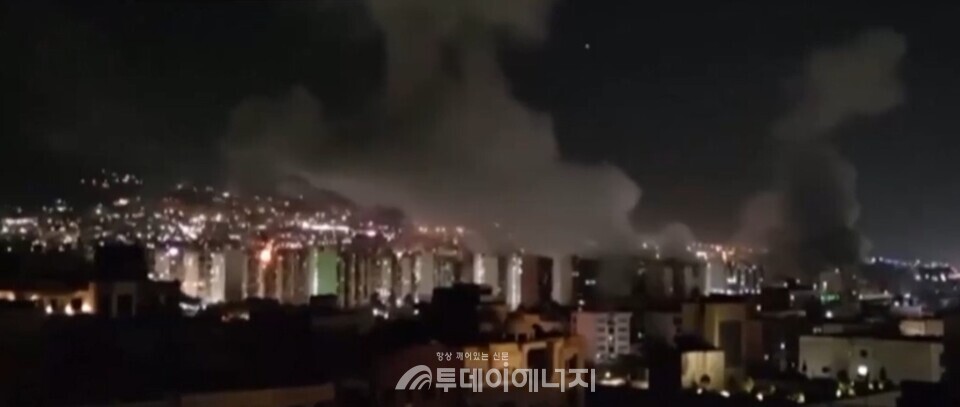 이란 수도 테헤란 곳곳에서 화염과 연기가 피어오르고 있다./출처 KTV 국민방송