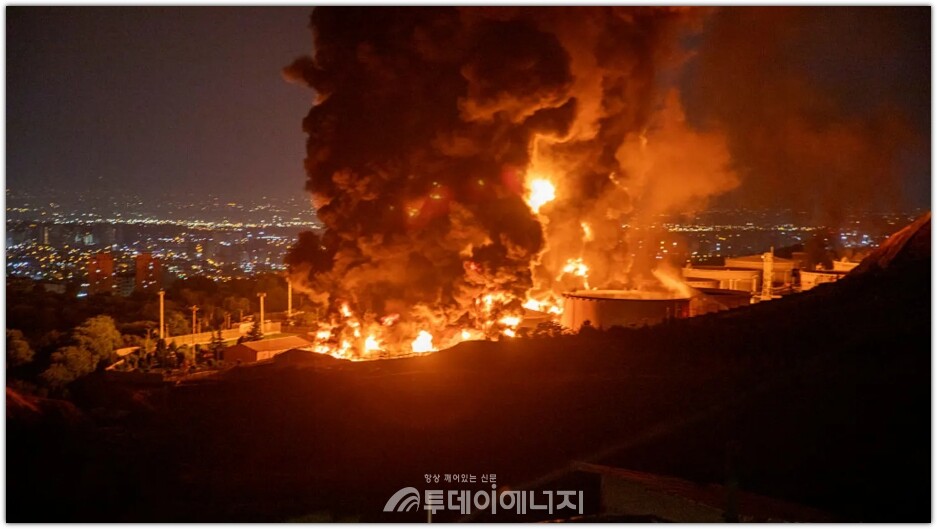 불과 연기가 2025년 6월 15일 이란 테헤란에 위치한 샤란 석유 저장소에 대한 이스라엘의 공격 이후 하늘로 치솟고 있다. /Getty Images | 