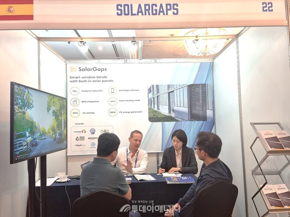 ‘녹색 저탄소 기술 코리아 2025’ 전시상담회에서 스페인 참가 기업이 국내 녹색 기업 관계자와 상담하고 있다./ 투데이에너지