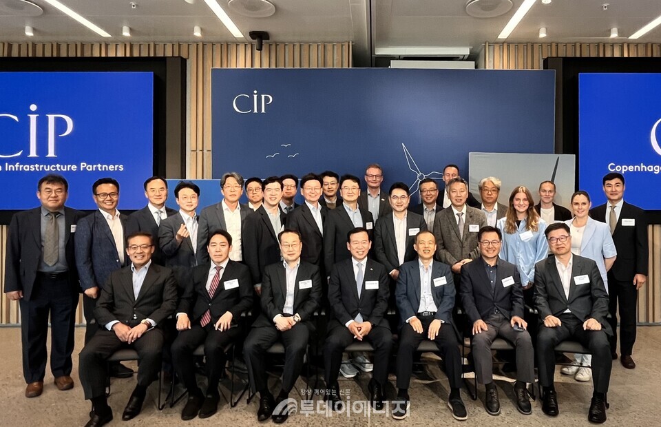 금융투자협회 임직원 및 국내 주요 자산운용사 CEO 등으로 구성된 대표단이 현지 시간 기준 6월 17일 덴마크 코펜하겐에 위치한 CIP(코펜하겐 인프라스트럭쳐 파트너스) 본사에서 CIP 임직원들과 함께 기념촬영을 하고 있다. /PRGATE a Deloitte business 제공