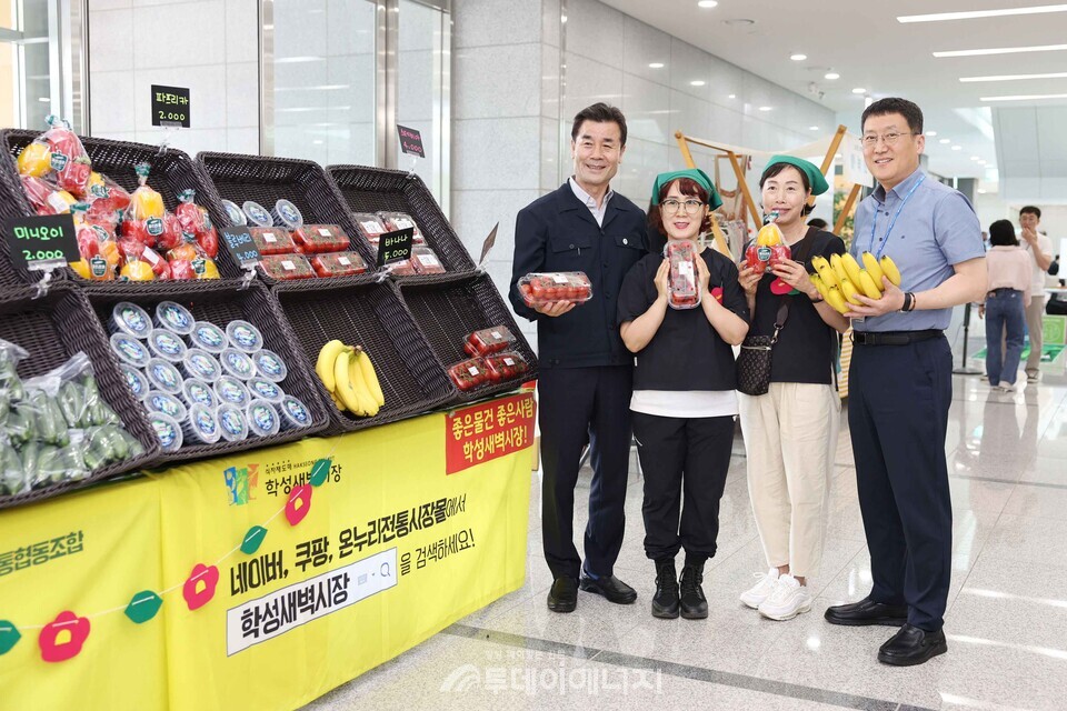 17일 한국에너지공단 본사 로비에서 진행된 ‘소상공인과 함께하는 상생협력 동행 행사’ 직거래 장터 현장에서 이상훈 이사장(오른쪽 첫 번째)과 김영길 울산 중구청장(왼쪽 첫 번째)이 기념 촬영하고 있다./ 한국에너지공단 제공