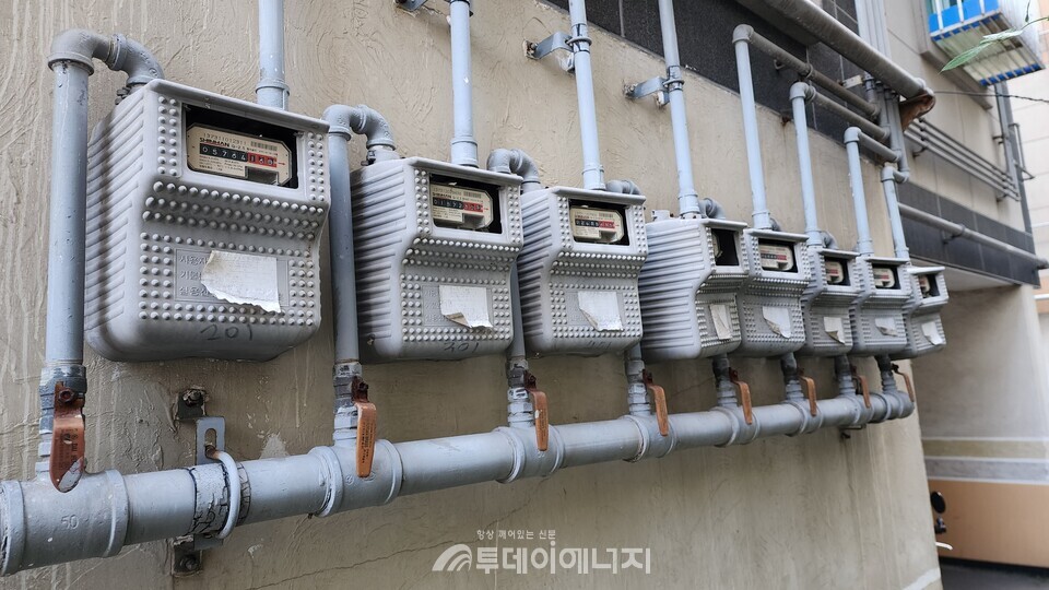 주택가에 설치된 도시가스 요금 계량기./투데이에너지
