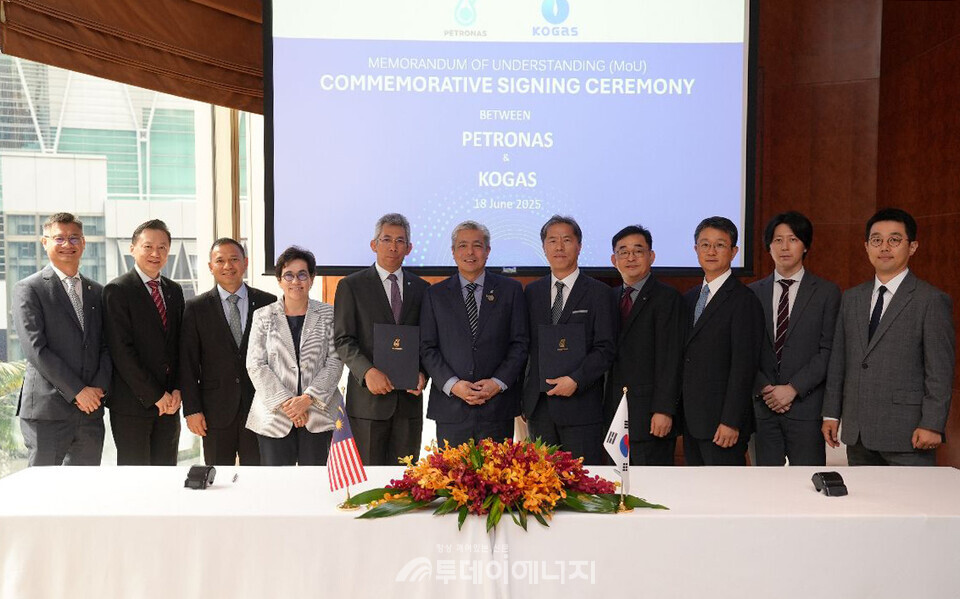 가스공사는 지난 6월18일 말레이시아 쿠알라룸푸르에서 페트로나스와 '청정에너지 전환 협력을 위한 포괄적 업무협약(MOU)'을 체결했다. /가스공사 제공
