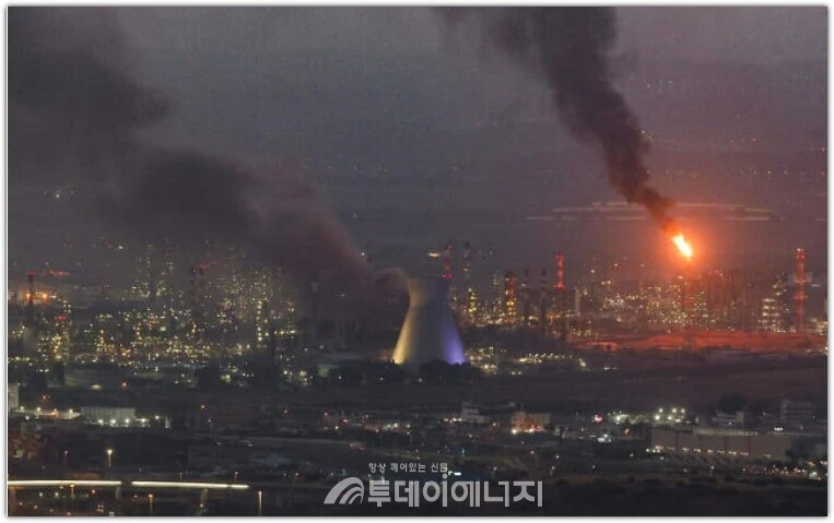 지난 6월16일, 이스라엘 북부 도시 하이파의 바잔(Bazan) 정유단지에 미사일이 떨어진 충격으로 현장에서 연기가 치솟고 있다. 이번 공격으로 바잔 정유소 단지에서 3명이 숨졌으며, 해당 시설은 심각한 화재와 함께 완전히 폐쇄됐다. /AFP