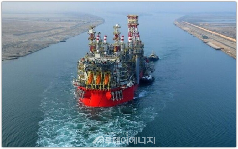 에너지안 부유식 생산·저장·하역 설비(FPSO). 에너지안의 부유식 플랫폼이 지난 2022년 6월 카리쉬 가스전에 도착했다. /수에즈 운하청