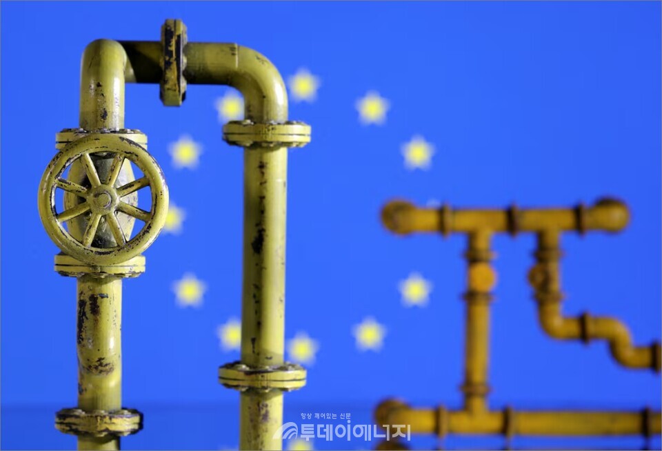 천연가스 파이프라인 모형과 EU(유럽연합) 깃발