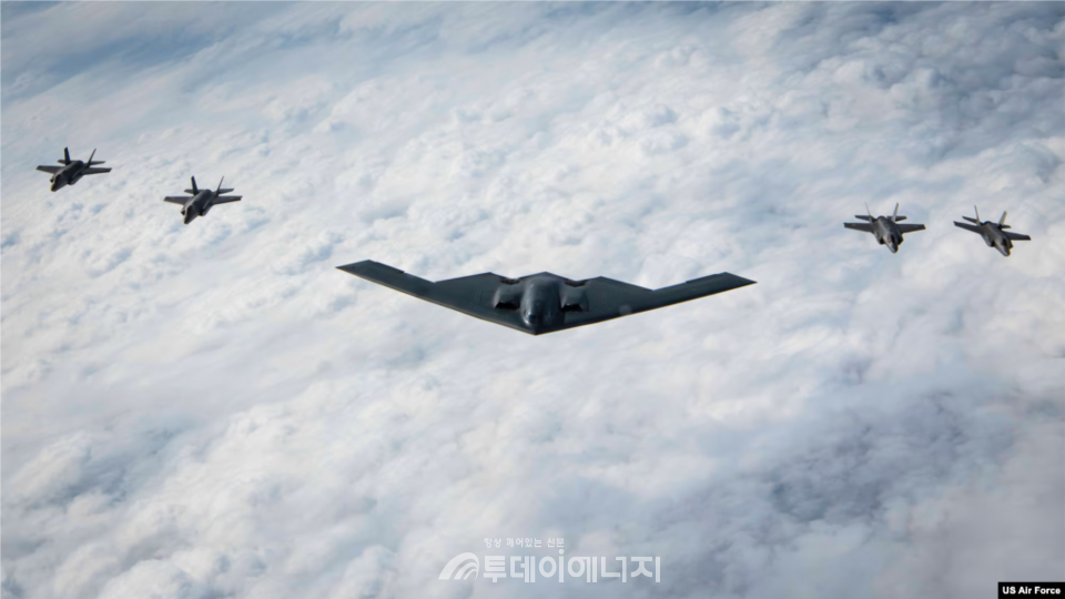 B-2 '스피릿' 스텔스 전략폭격기(가운데)가 비행하고 있다./출처 VOA