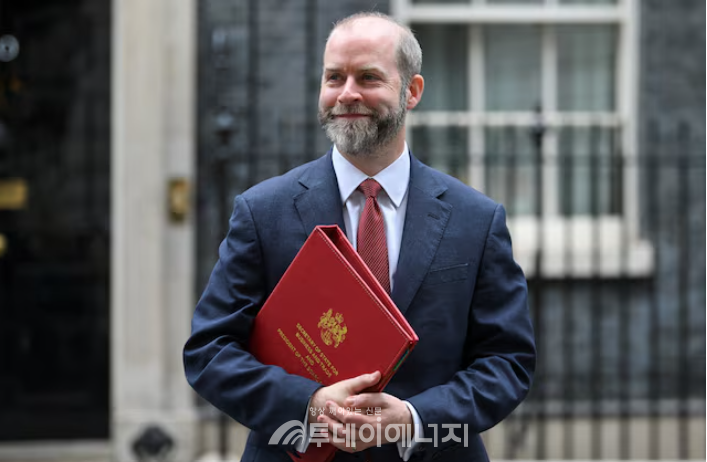 영국 기업통상부 장관 조나단 레이놀즈가 2025년 6월 11일 영국 런던 다우닝가 10번지에서 열린 내각 회의 당일 걷고 있다. / 사진 로이터 통신