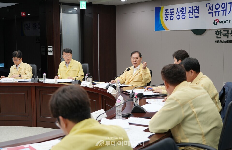 김동섭 석유곻사 사장(왼쪽에서 세번째)이 울산 본사에서 '석유 위기대응 상황반 점검회의'를 주재하고 있다./한국석유공사 제공