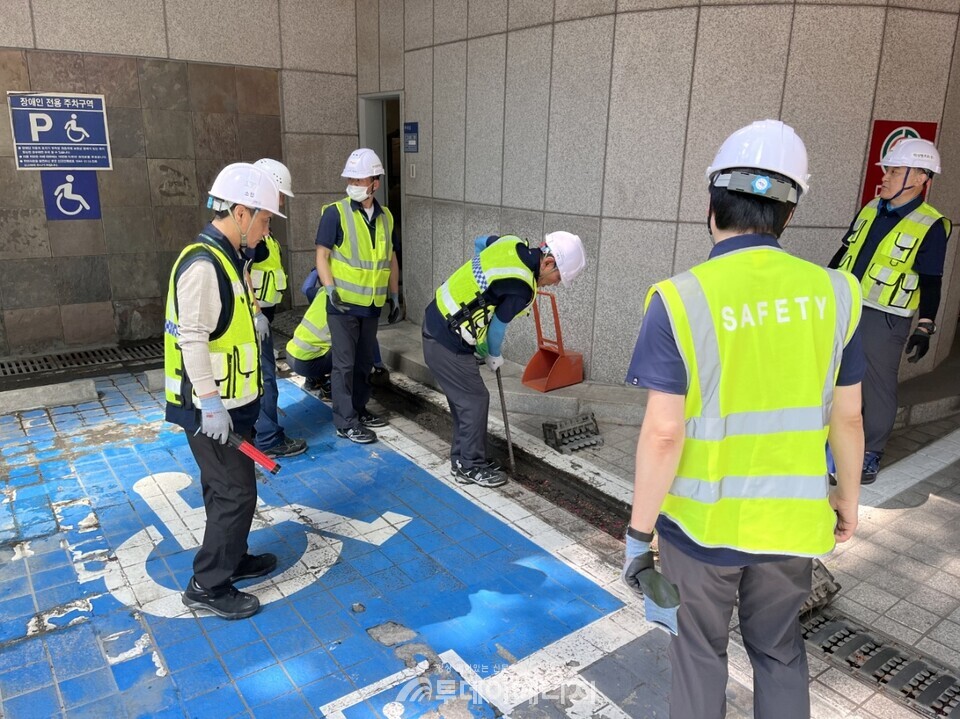 빌딩관리사업실 포스코센터운영그룹에서 풍수해 대비 점검을 실시하고 있다./포스코와이드 제공