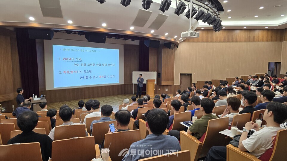 서흥원 낙동강유역환경청장이 24일 울산대학교 산학협동관에서 열린 ‘기후위기 및 ESG경영’ 설명회에 참석했다./ 낙동강유역환경청 제공