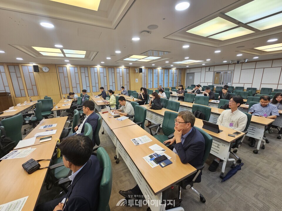 25일, 국회의원회관 제3세미나실에서는 더불어민주당 탄소중립위원회 주최로 국내 기후·에너지 산업의 발전 방향을 심도 깊게 논의하는 자리를 가졌다./투데이에너지