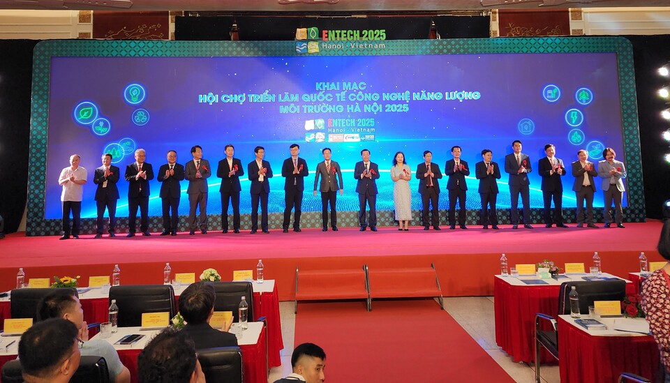 'ENTECH 베트남 2025'가 현지시간 25일 오전 10시 베트남 하노이 국제전시센터(I.C.E)에서 성대한 막을 올렸다. 주최 ,주관사 및 후원사 등 주요 인사들이 개막식 후 상호 협력과 발전을 기원하며 단체 인사를 하고 있다. /안후중 기자