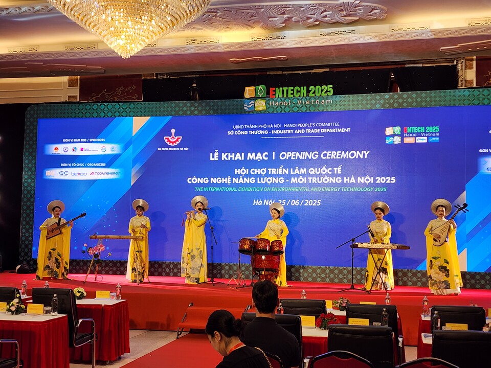 25일 'ENTECH 베트남 2025년' 개막식전 축하 세리모니가  공연되고 있다. /안후중 기자