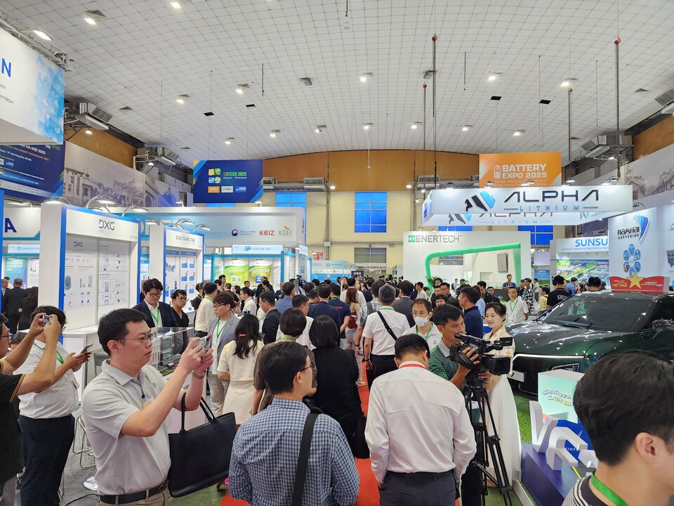 'ENTECH 베트남 2025'에서 관람객들이 전시장을 들러보고 있다. /안후중 기자