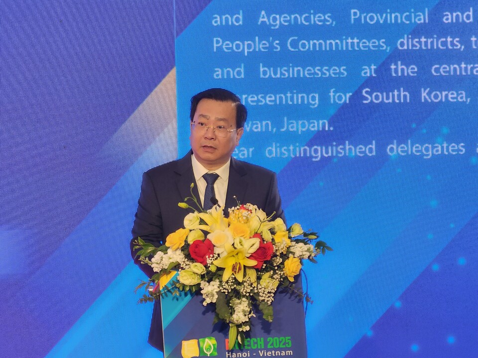 응우옌 맨 꾸엔 하노이시 인민위원회 부위원장을 대신하여 포 응우옌 퐁 하노이시 산업무역국 국장이 축사를 하고 있다./안후중 기자