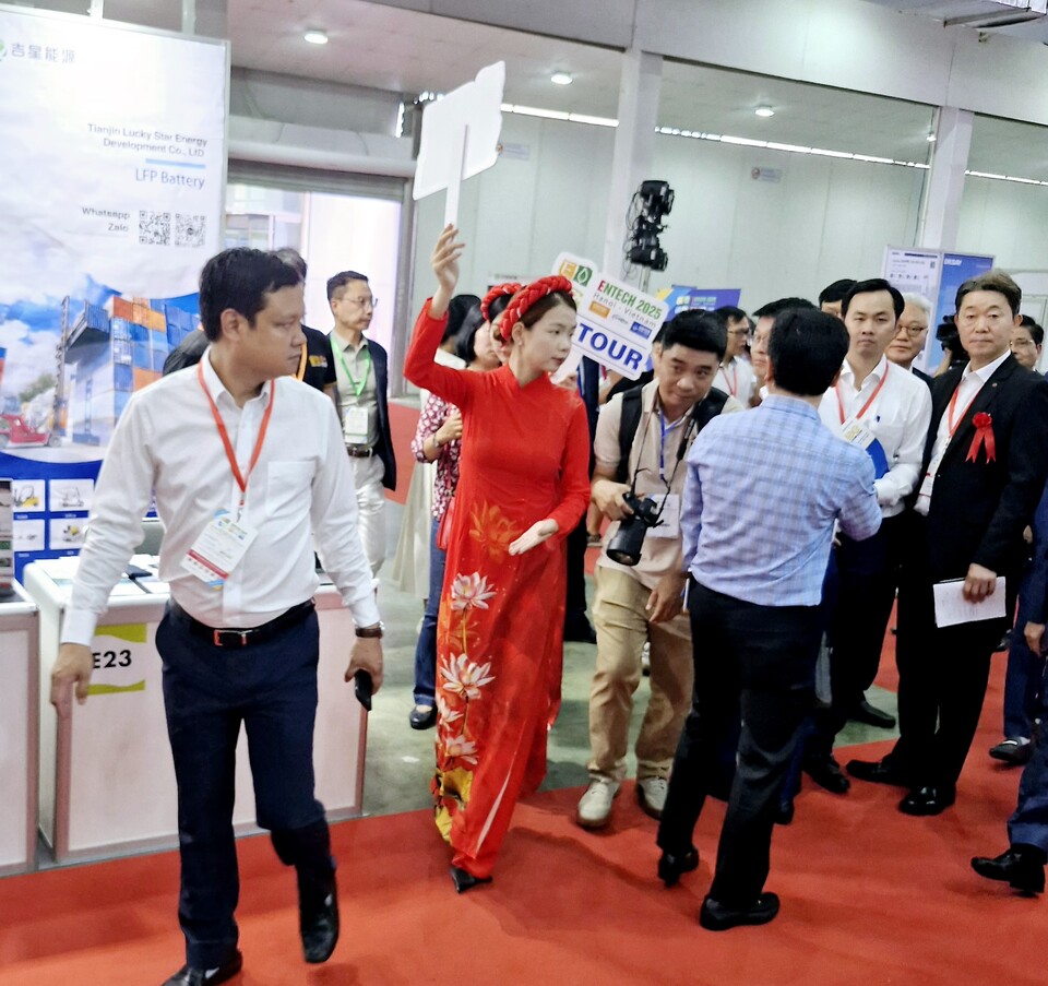 내빈들 전시장 순람