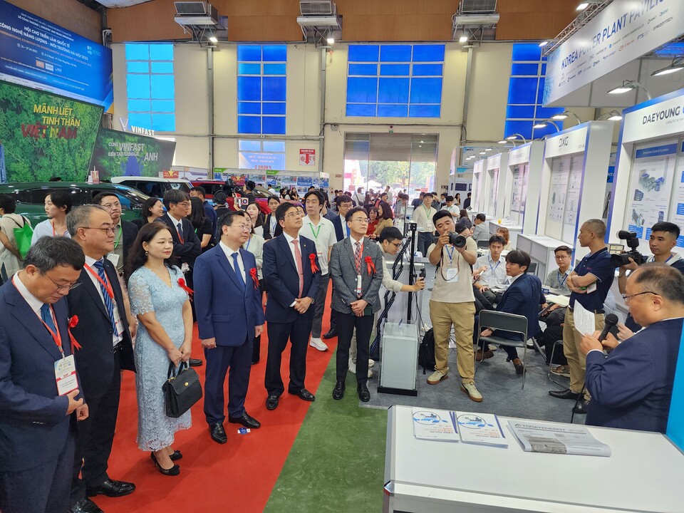 내빈들 전시장 관람